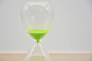 Kum saati, yeşil kum ile, farklı şekillerde düzenlenmiş