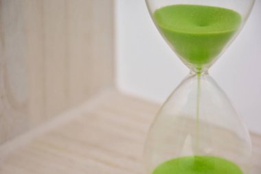 Kum saati, yeşil kum ile, farklı şekillerde düzenlenmiş