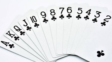 Bir Fransız destesinin kulüplerinin tüm kartları
