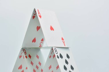 Bir poker kartı inşaat doruk üzerinde kalpler Ace