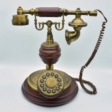 Antik klasik metal ve ahşap telefon
