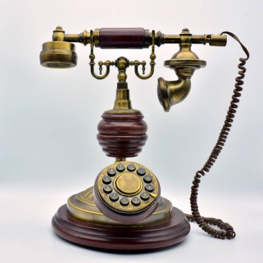 Antik klasik metal ve ahşap telefon