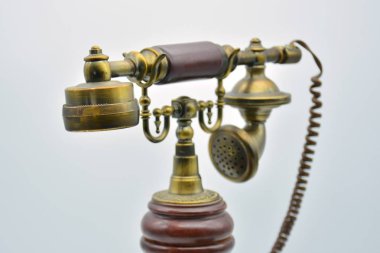 Antik klasik metal ve ahşap telefon