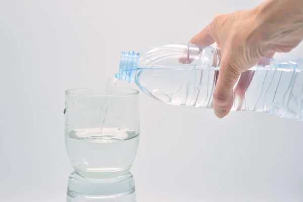 Бутылка Рук Наполняет Стакан Воды — стоковое фото
