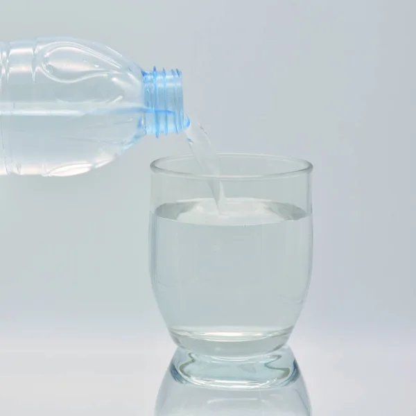 Пляшка Води Заповнює Скляну Чашку — стокове фото