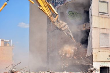 Eski bir konut binasının yıkılması