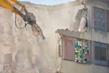 Makine eski bir apartman yıkma