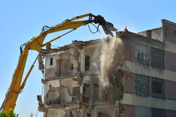 Grote Machine Slopen Een Oud Appartementencomplex — Stockfoto