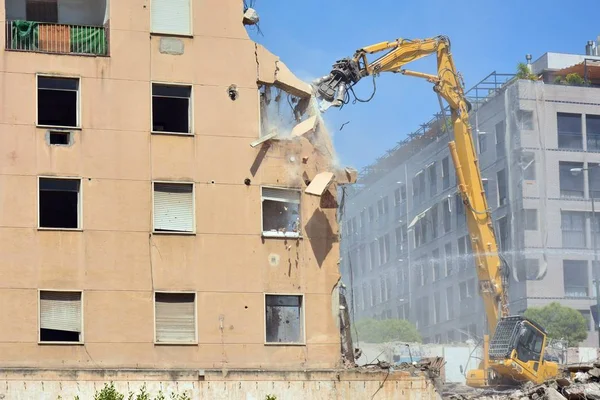 Grande Máquina Demolir Antigo Prédio Apartamentos — Fotografia de Stock