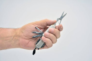 açık çok amaçlı bir bıçak tutan el