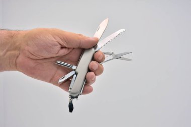 açık çok amaçlı bir bıçak tutan el