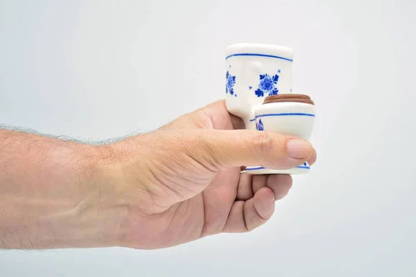 Hand Håller Miniatyr Toalett Vit Bakgrund — Stockfoto