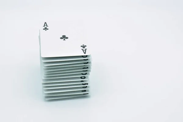 Gestapelte Pokerkarten Die Das Klee Ass Hervorheben — Stockfoto