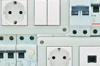 Manyeto-termal elektrik paneli, fişler, anahtarlar, telefon jakı ve diferansiyel