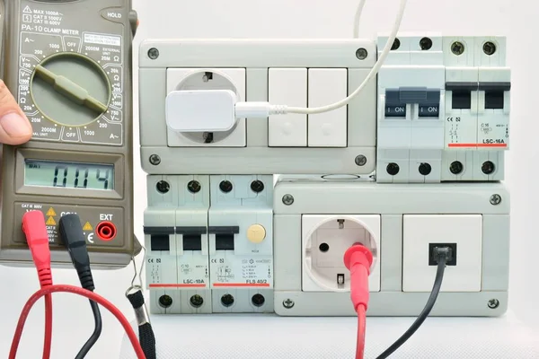 Pomiar Energii Elektrycznej Panelu Elektrycznym Magneto Termicznymi Wtyczkami Przełącznikami Gniazdem — Zdjęcie stockowe