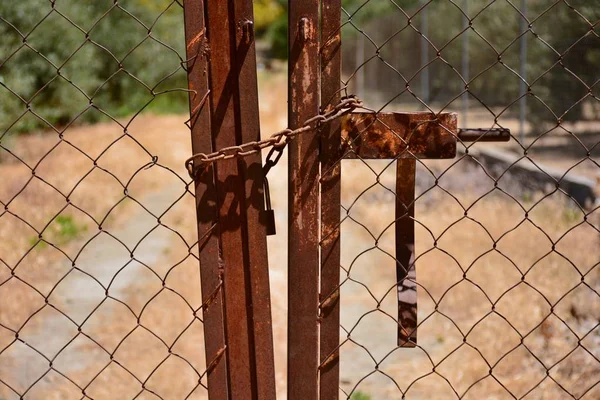 Puerta Una Cerca Metal Cerrada Campo — Foto de Stock