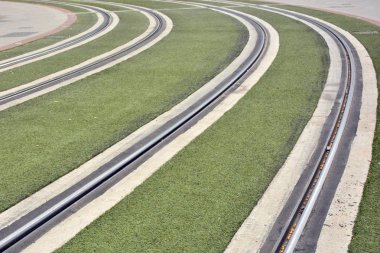 Yapay çim ile bir kentsel tramvay paralel parça