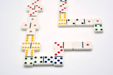 Renkli fayans ile Domino oyunu