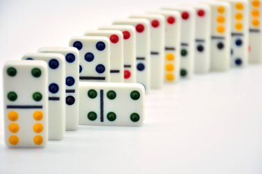 Arka arkaya yerleştirilen renkli domino taşları