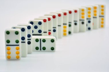 Arka arkaya yerleştirilen renkli domino taşları