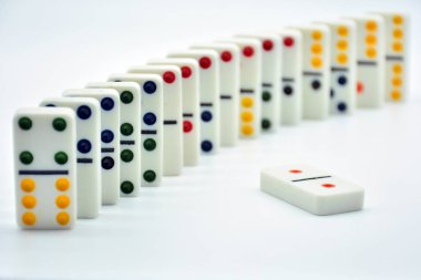 Arka arkaya yerleştirilen renkli domino taşları