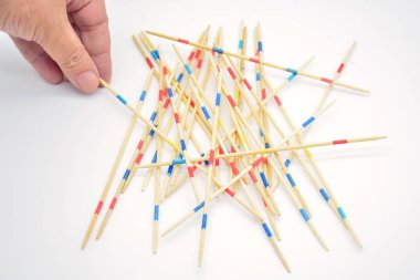 Oyun çubukları ile, mikado, bir sopa tutan el