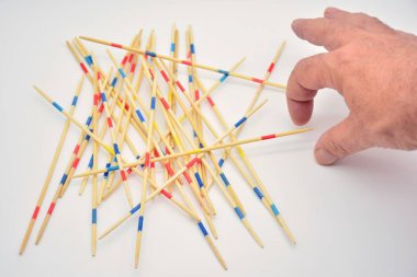 Oyun çubukları ile, mikado, bir sopa tutan el