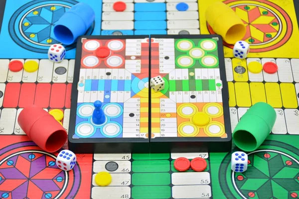 Parcheesi Jogo Com Bordo Fichas Coloridas Dados Jogo — Fotografia de Stock