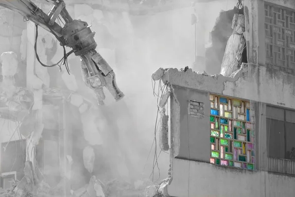 旧拆除的建筑物用机器手臂在黑色和白色 — 图库照片