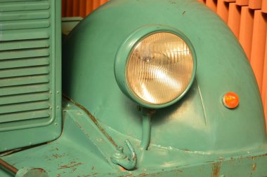 Yeşil antika bir araba deniz feneri