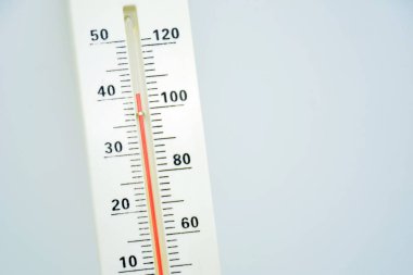 40 dereceden fazla celcius işaretleyen analog termometre