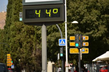 44 santigrat derece işaretleme bir sokakta Sokak termometre