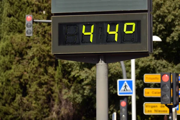 Termometer Jalan Jalan Yang Ditandai Derajat Celcius — Stok Foto