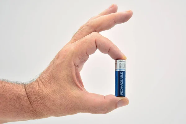 Dedos Uma Mão Segurando Uma Bateria Recarregável — Fotografia de Stock