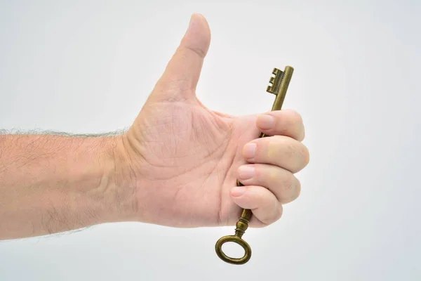 古い鍵をさまざまな方法で持つ手 — ストック写真