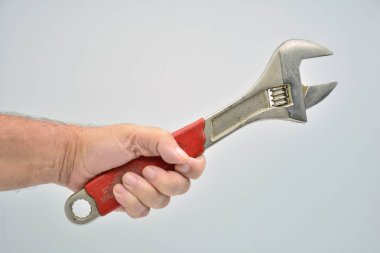 Büyük ayarlanabilir anahtarı tutan el