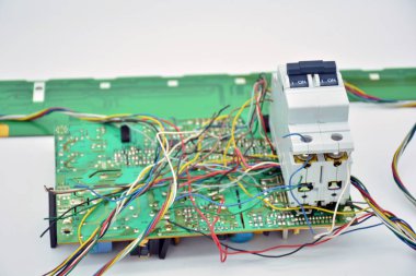 gevşek teller ve yükseltilmiş interuptor ile hatalı elektrik kartı