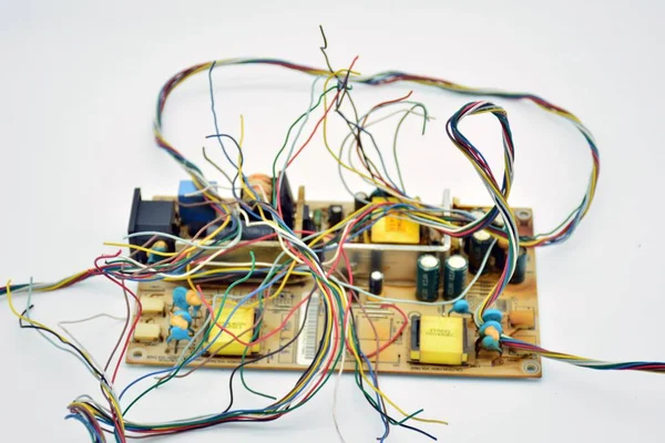 Μπέρδεμα Των Έγχρωμων Ηλεκτρικών Καλωδίων Μια Σπασμένη Ηλεκτρονική Πλακέτα — Φωτογραφία Αρχείου