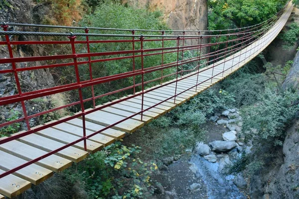 Ponte Suspensão Pedonal Feita Tábuas Ferro Madeira Sobre Rio — Fotografia de Stock