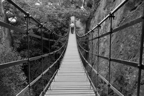 Пожилой Человек Ходит Подвесному Мосту Железа Деревянных Досок — стоковое фото