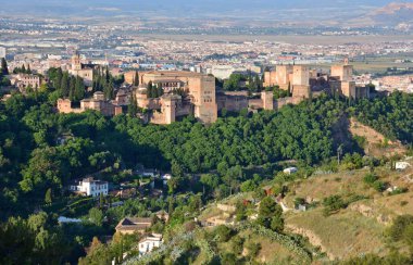 Granada 'daki Alhambra' nın Sacromonte 'den farklı görüşleri var.