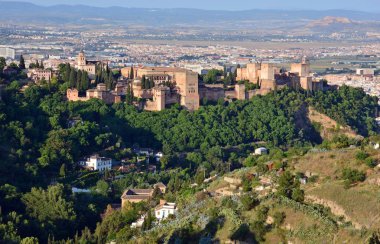 Granada 'daki Alhambra' nın Sacromonte 'den farklı görüşleri var.