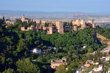 Granada 'daki Alhambra' nın Sacromonte 'den farklı görüşleri var.
