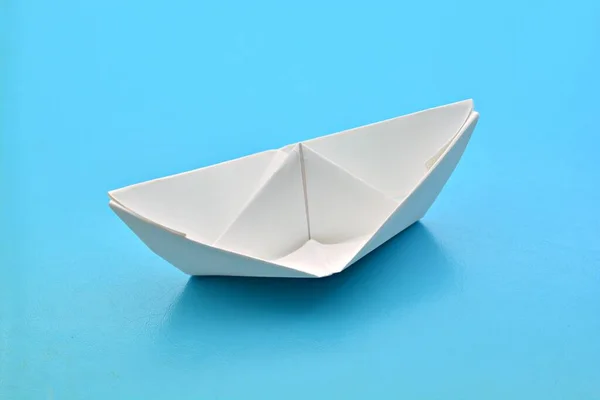 Білий Паперовий Човен Синьому Фоні — стокове фото