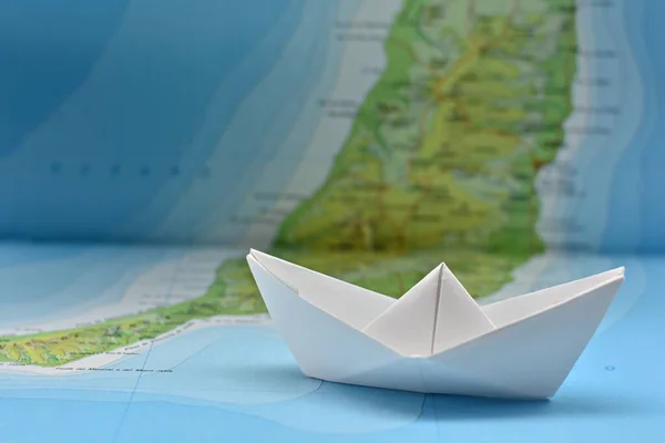 地図を閲覧する紙のボート — ストック写真