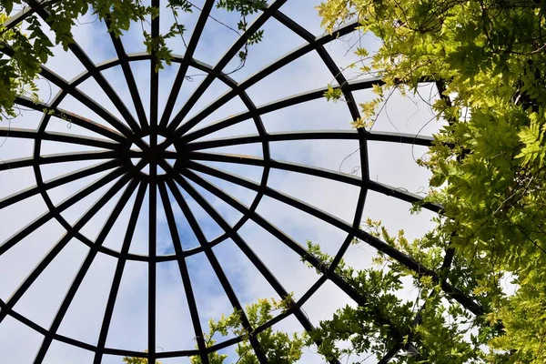 Estrutura Uma Cúpula Aço Parque Livre — Fotografia de Stock