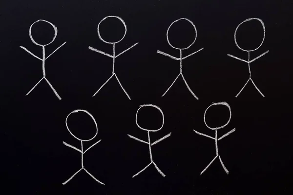 Grupo Figuras Humanas Desenhadas Giz Quadro Negro — Fotografia de Stock