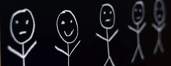 用粉笔画在黑板上的一组人物形象 — 图库照片