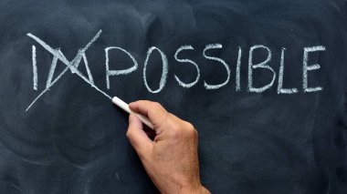 İmkânsız kelimesi tahtaya tebeşirle yazılmış.