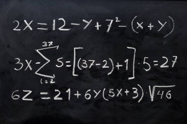 Tahtaya tebeşirle elle yazılmış matematik gerçekleri
